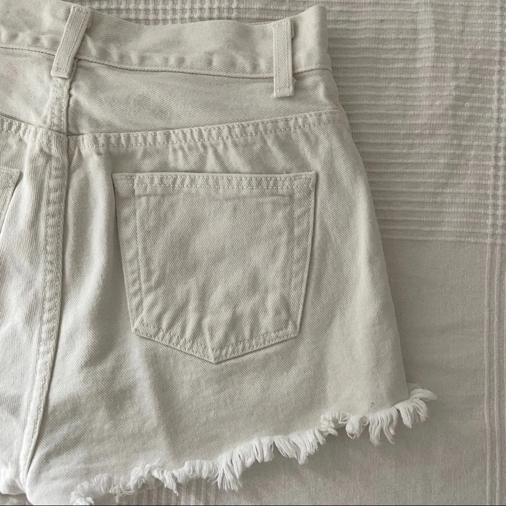 Pre-Loved Brandy Melville White Jean Shorts in Size Small - Picture 5 of 7